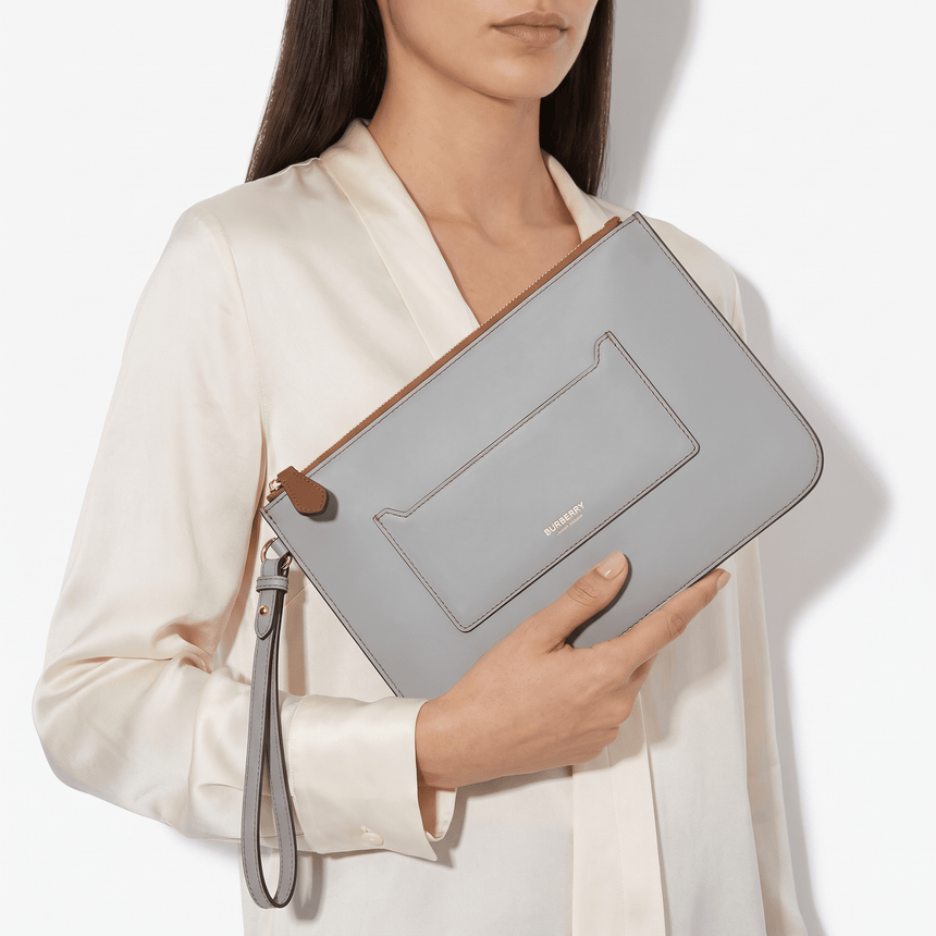 Burberry New Peyton Leather Clutch Bag in Grey - Boinclo - Outlet Sale Under Retail